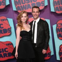 James Van Der Beek y Kimberly Brook en los CMT Music Awards 2014