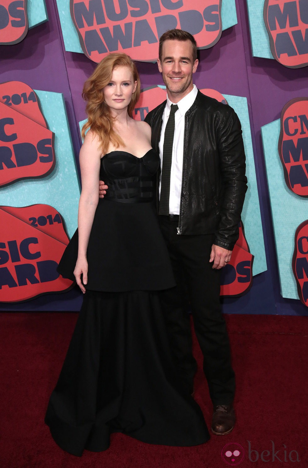 James Van Der Beek y Kimberly Brook en los CMT Music Awards 2014