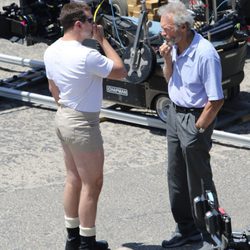 Bradley Cooper conversa con Clint Eastwood en el rodaje de 'American Sniper'