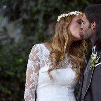 Elisabeth Reyes y Sergio Sánchez se dan un beso el día de su boda