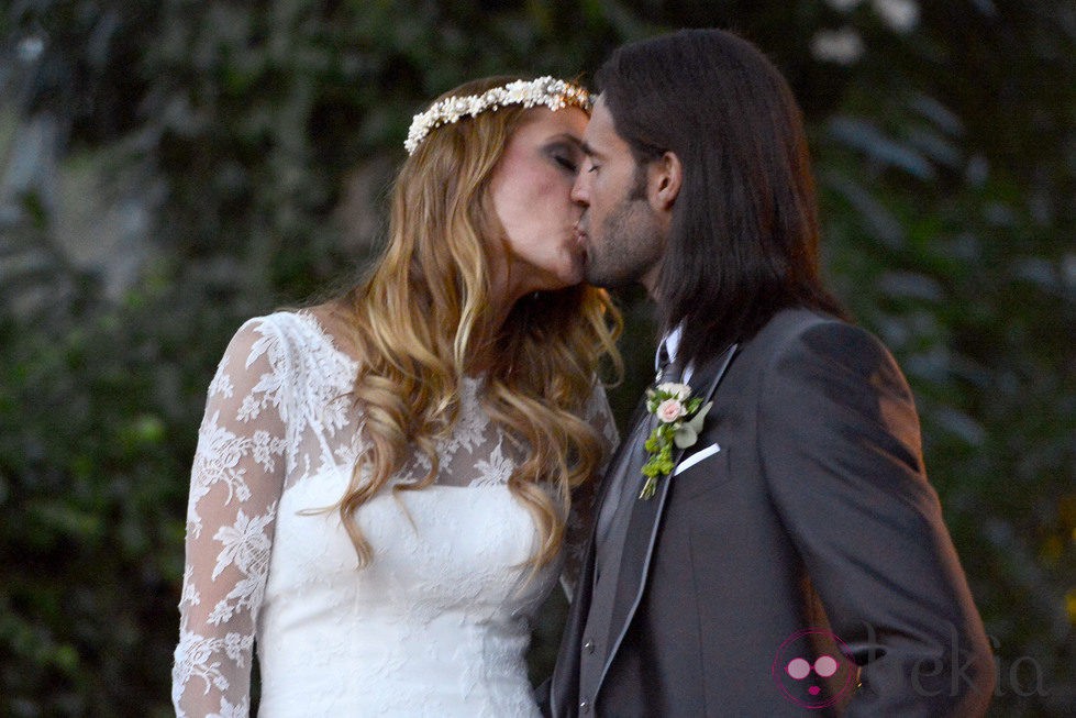 Elisabeth Reyes y Sergio Sánchez se dan un beso el día de su boda