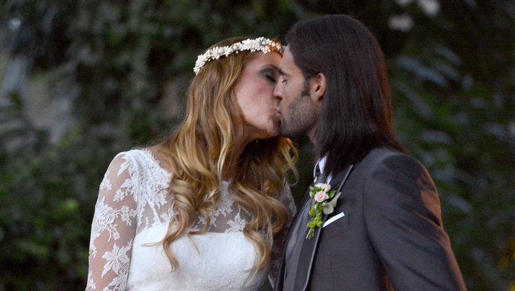 Elisabeth Reyes y Sergio Sánchez se dan un beso el día de su boda