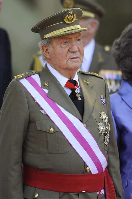 Don Juan Carlos en su útlimo acto militar como Rey de España