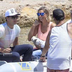 Maxi Iglesias con su novia en una lancha en Ibiza