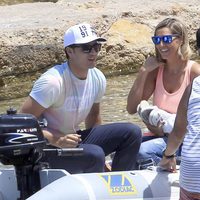 Maxi Iglesias con su novia en una lancha en Ibiza