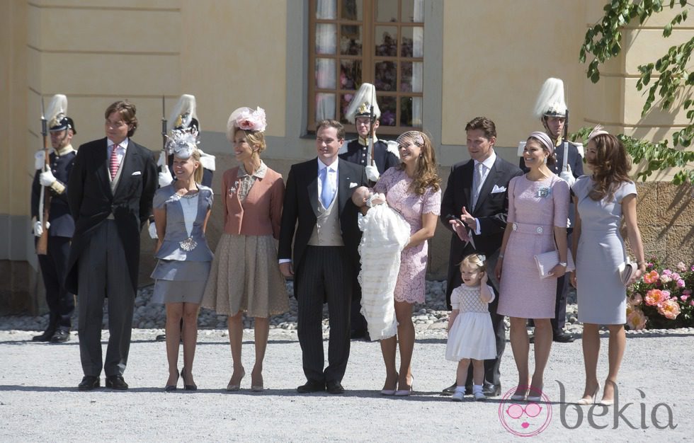 La Princesa Leonor de Suecia con sus padres y padrinos en su bautizo