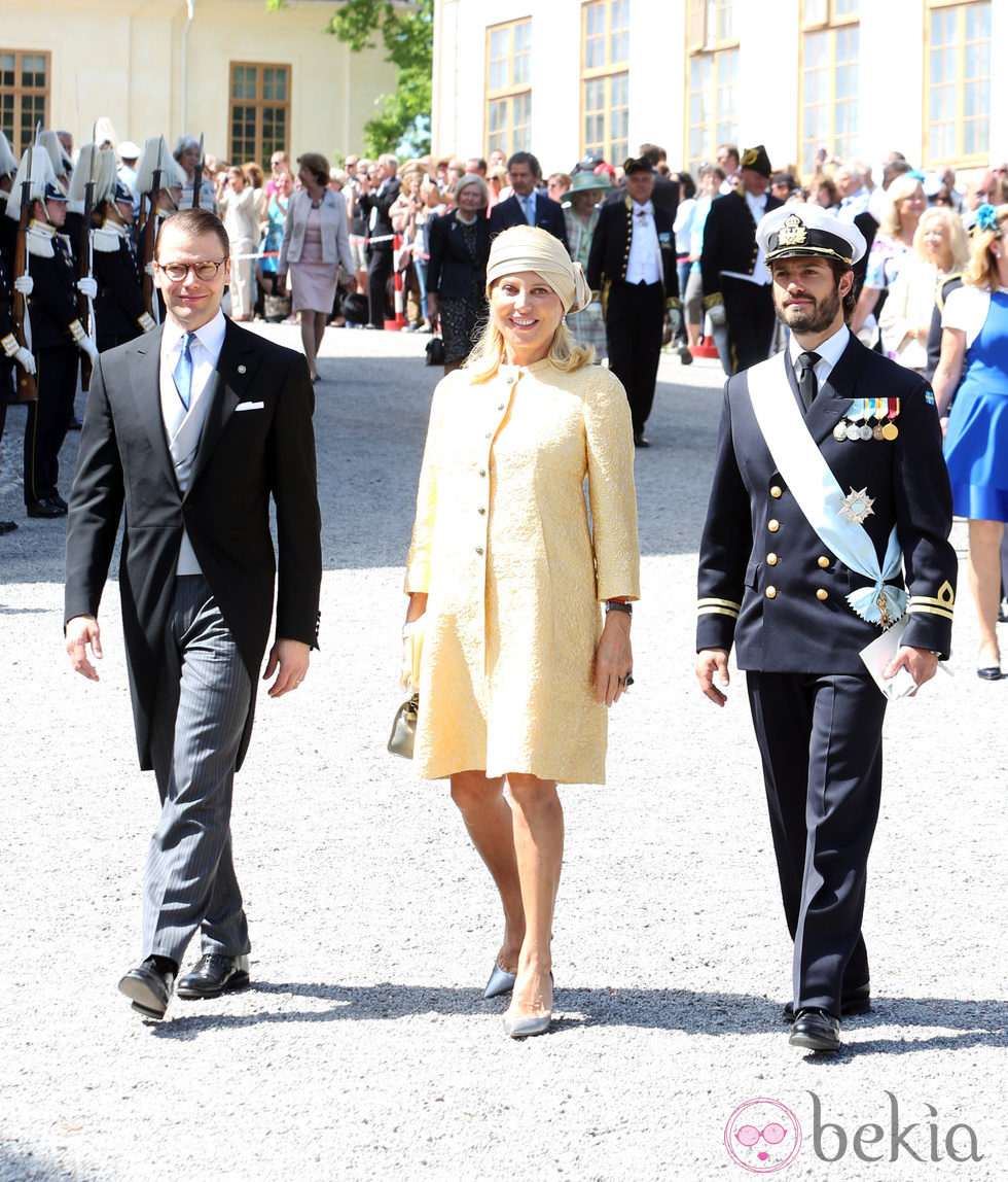 El Príncipe Daniel, la madre de Chris O'Neill y Carlos Felipe de Suecia en el bautizo de Leonor de Suecia