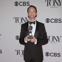 Neil Patrick Harris con su galardón en los Premios Tony 2014