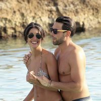 Noelia López con su novio Carlos en las playas de Ibiza