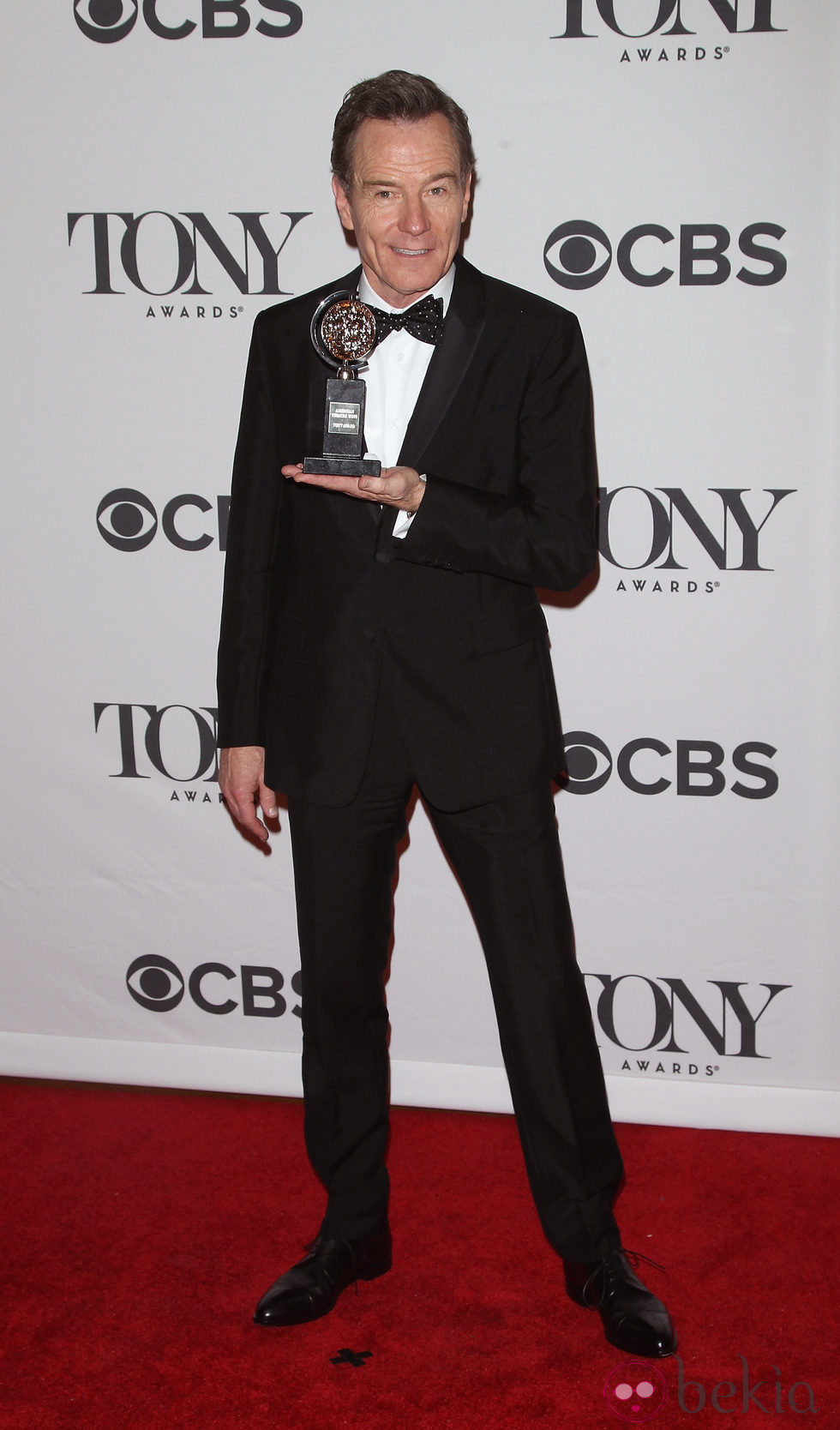 Bryan Cranston enseña su galardón en los Premios Tony 2014