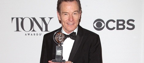 Bryan Cranston enseña su galardón en los Premios Tony 2014