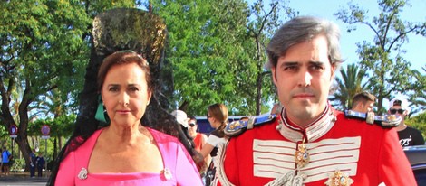 Miguel Ángel Solís con su madre Carmen Tello el día de su boda