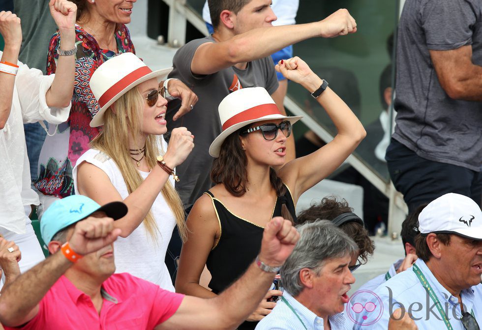 Maribel Nadal y Xisca Perelló animando a Rafa Nadal en la final de Roland Garros 2014