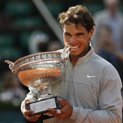 Rafa Nadal muerde el trofeo que le acredita como campeón de Roland Garros 2014