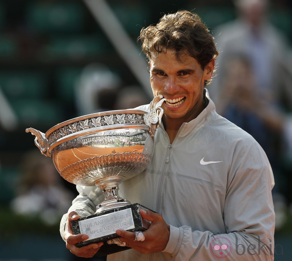 Rafa Nadal muerde el trofeo que le acredita como campeón de Roland Garros 2014