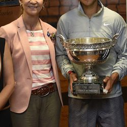 Rafa Nadal posando con la Infanta Elena tras ganar Roland Garros 2014