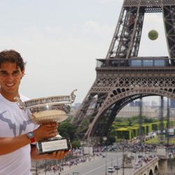 Rafa Nadal posando con su noveno Roland Garros frente a la Torre Eiffel