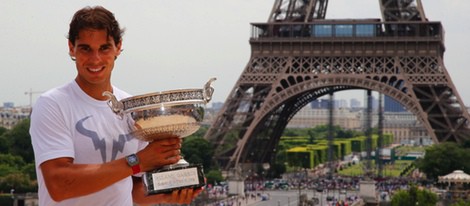 Rafa Nadal posando con su noveno Roland Garros frente a la Torre Eiffel