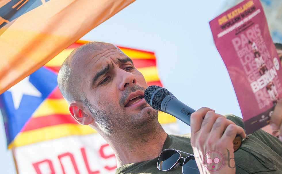 Pep Guardiola leyendo un manifiesto en favor del derecho a decidir de Cataluña