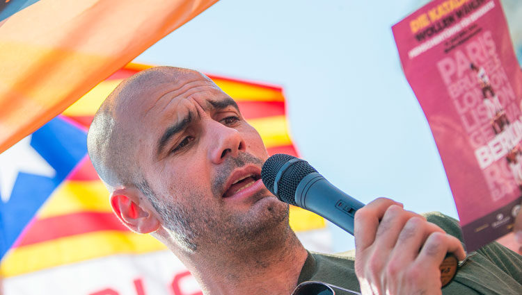 Pep Guardiola leyendo un manifiesto en favor del derecho a decidir de Cataluña