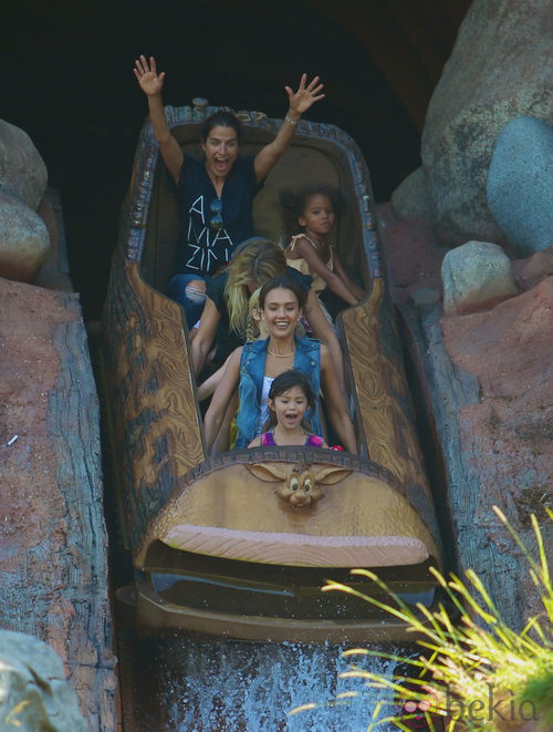 Jessica Alba celebra el cumpleaños de su hija en Disneyland