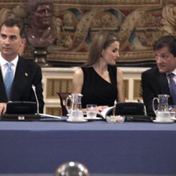 Los Príncipes Felipe y Letizia con el presidente de Asturias en la reunión de los Patronatos de la Fundación Príncipe de Asturias