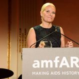 La Princesa Mette-Marit de Noruega recogiendo un galardón en la Inspiration Gala 2014 de amfAR