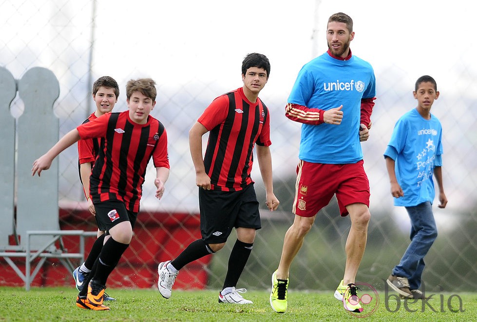 Sergio Ramos jugando un partido de fútbol con jóvenes brasileños como embajador de Unicef