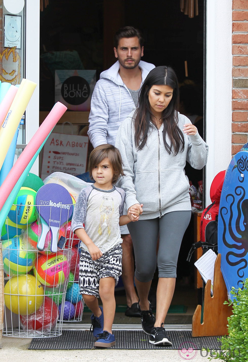 Kourtney Kardashian muestra su embarazo junto a Scott Disick y a su hijo