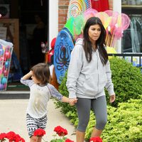 Kourtney Kardashian luce embarazo de la mano de su hijo