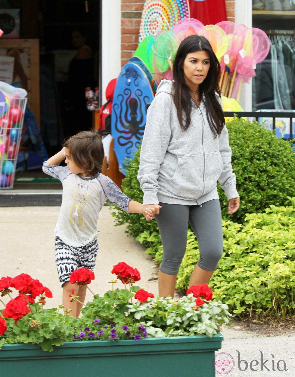 Kourtney Kardashian luce embarazo de la mano de su hijo