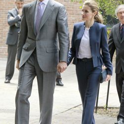 Los Príncipes Felipe y Letizia llegan cogidos de la mano a la Residencia de Estudiantes