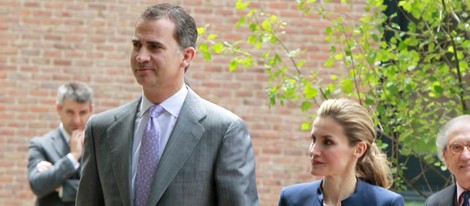 Los Príncipes Felipe y Letizia llegan cogidos de la mano a la Residencia de Estudiantes