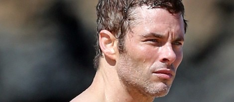 James Marsden con el torso desnudo durante unas vacaciones en Hawaii