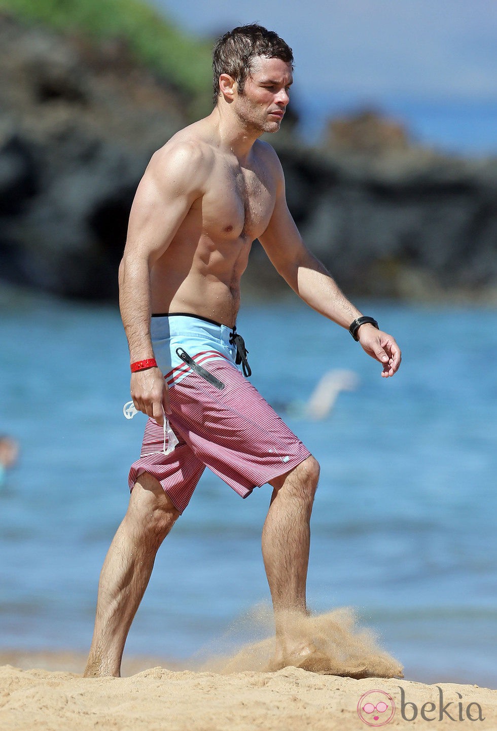 James Marsden luce abdominales durante unas vacaciones en Hawaii