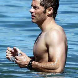 James Marsden se toma un baño en el mar durante unas vacaciones en Hawaii