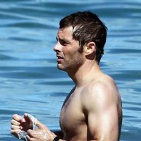 James Marsden se toma un baño en el mar durante unas vacaciones en Hawaii