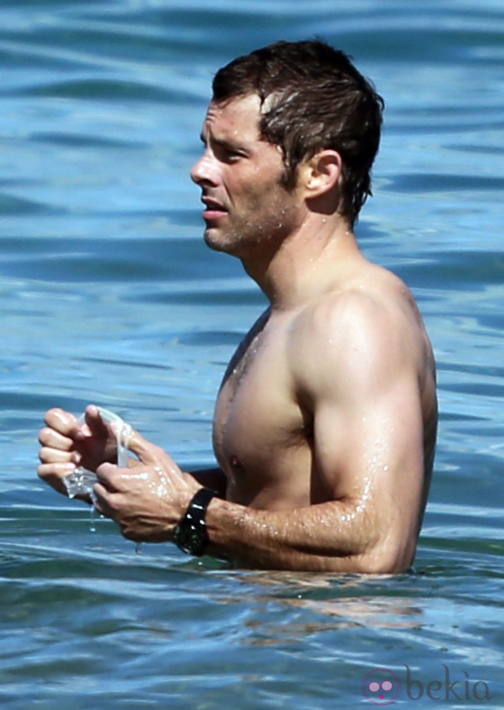 James Marsden se toma un baño en el mar durante unas vacaciones en Hawaii