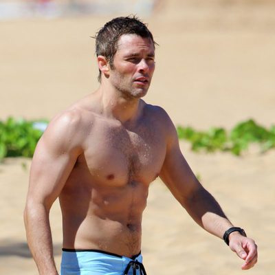 James Marsden luce cuerpazo en Hawaii