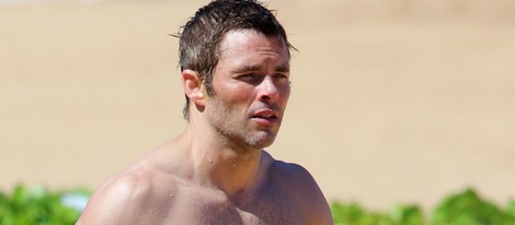 James Marsden sin camiseta durante unas vacaciones en Hawaii