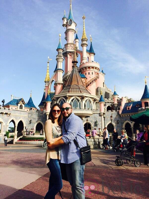 Kiko Rivera y su novia Irene Rosales en Disneyland Paris