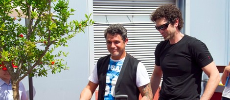 Alejandro Sanz y El Hombre de Negro plantando un árbol de 'El Jardín de mi Hospi'