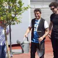 Alejandro Sanz y El Hombre de Negro plantando un árbol de 'El Jardín de mi Hospi'