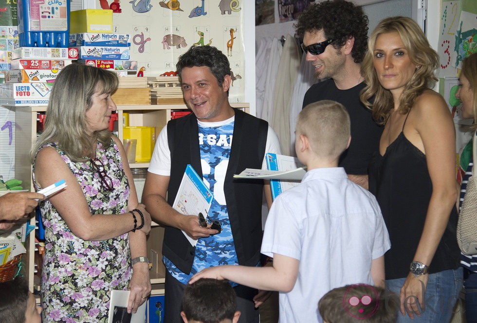 Alejandro Sanz visitando a los niños del Hospital 12 de Octubre de Madrid