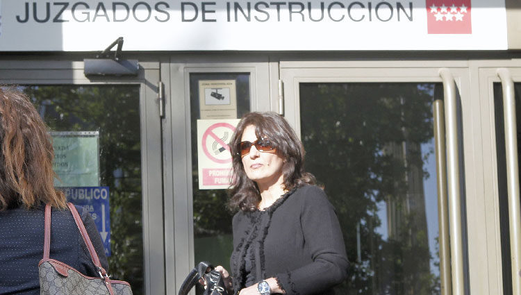 La madre de Mario Biondo en la puerta del juzgado en el que declaró Raquel Sánchez Silva