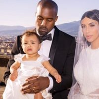 Kim Kardashian y Kanye West el día de su boda con su hija North