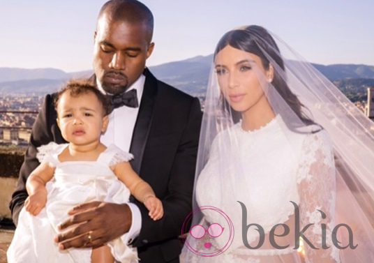 Kim Kardashian y Kanye West el día de su boda con su hija North