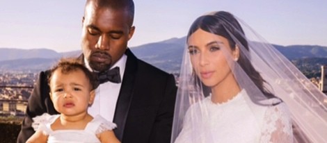 Kim Kardashian y Kanye West el día de su boda con su hija North