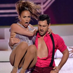 Jennifer Lopez y Maksim Chmerkovskiy actuando en los American Music Awards 2013