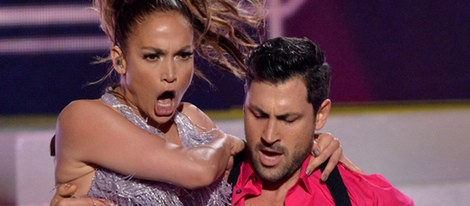 Jennifer Lopez y Maksim Chmerkovskiy actuando en los American Music Awards 2013